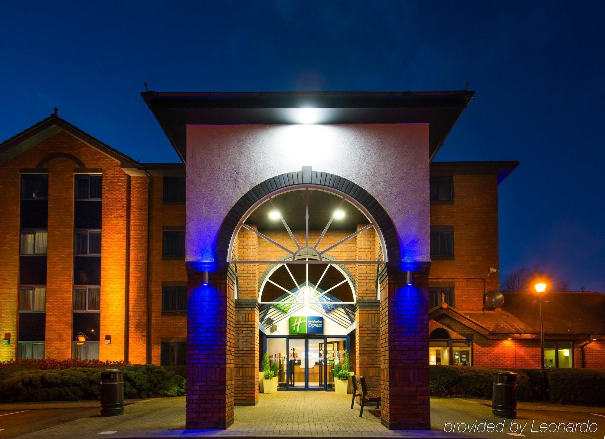 Holiday Inn Express Stafford, An Ihg Hotel Exterior foto