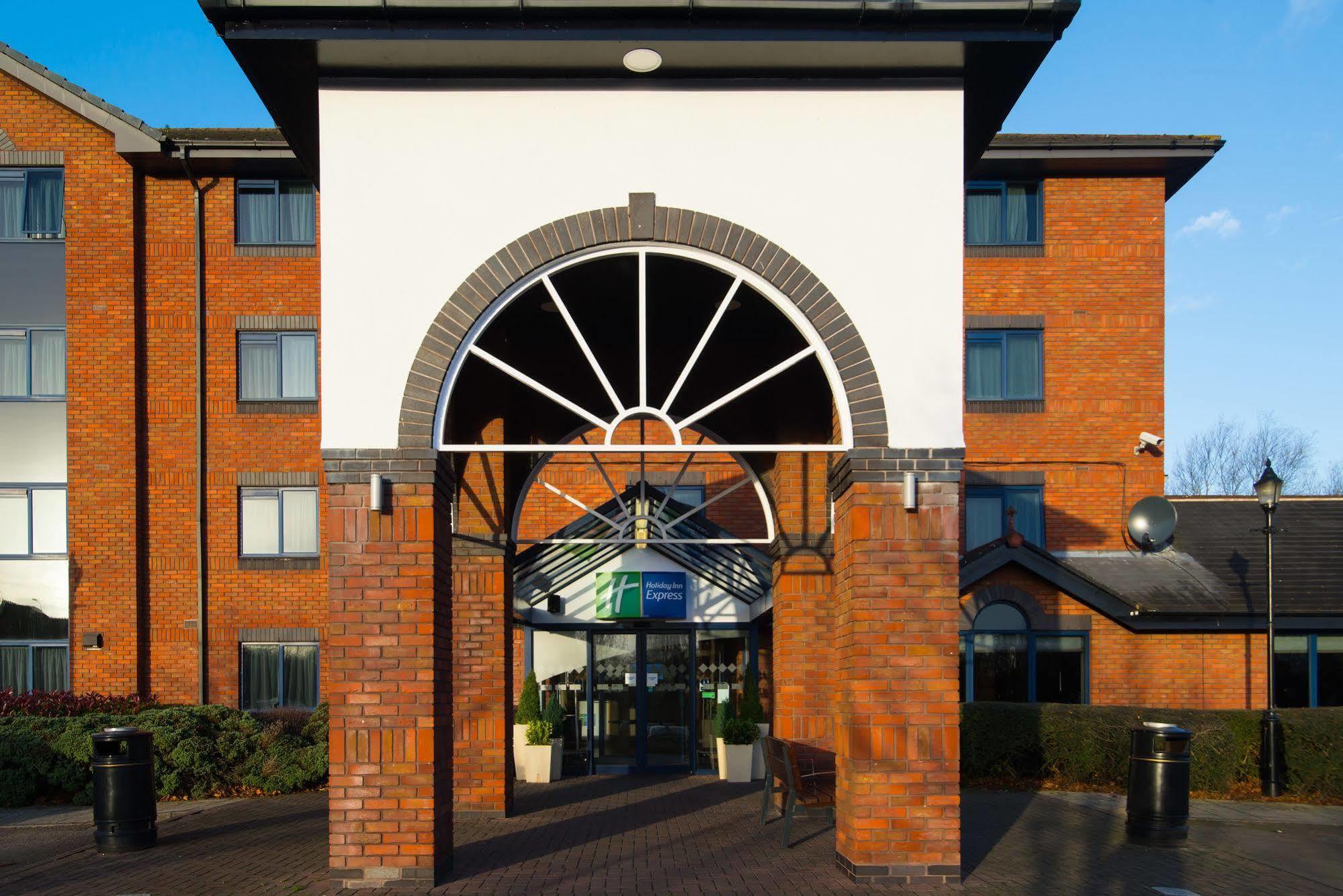 Holiday Inn Express Stafford, An Ihg Hotel Exterior foto